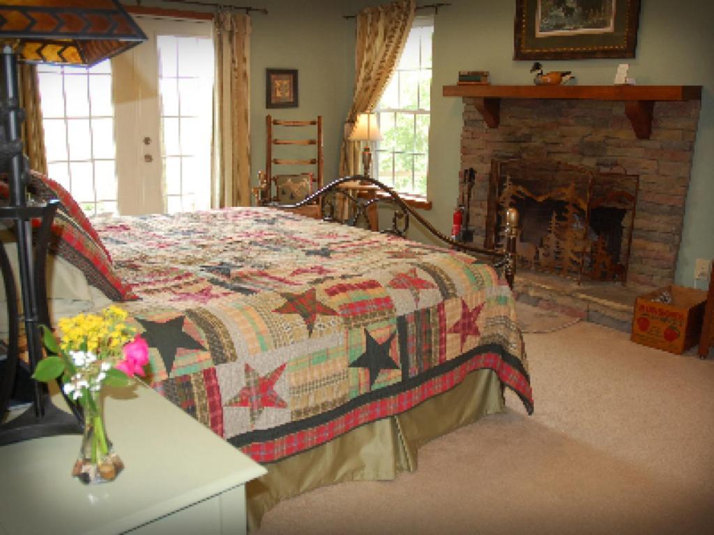 Long Mountain Lodge Bed & Breakfast Dahlonega Δωμάτιο φωτογραφία