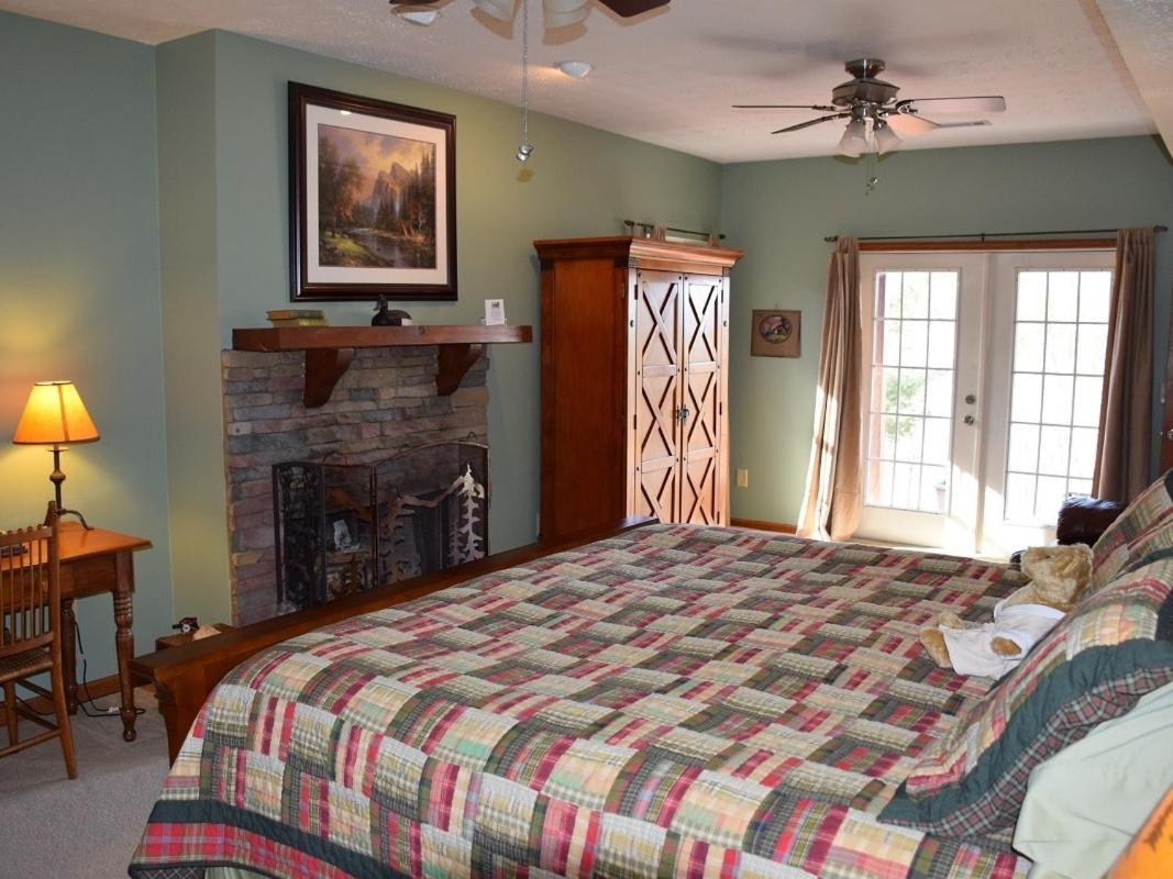 Long Mountain Lodge Bed & Breakfast Dahlonega Δωμάτιο φωτογραφία